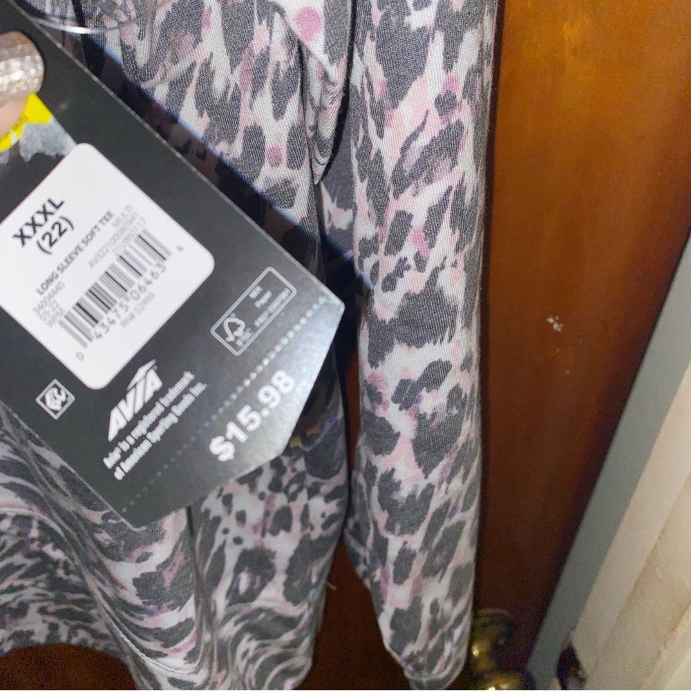 Avia Tee Shirt Women's XXXL Gray White Pink Cheetah Print L Sleeves Hi-Lo hem. - Picture 3 of 5
